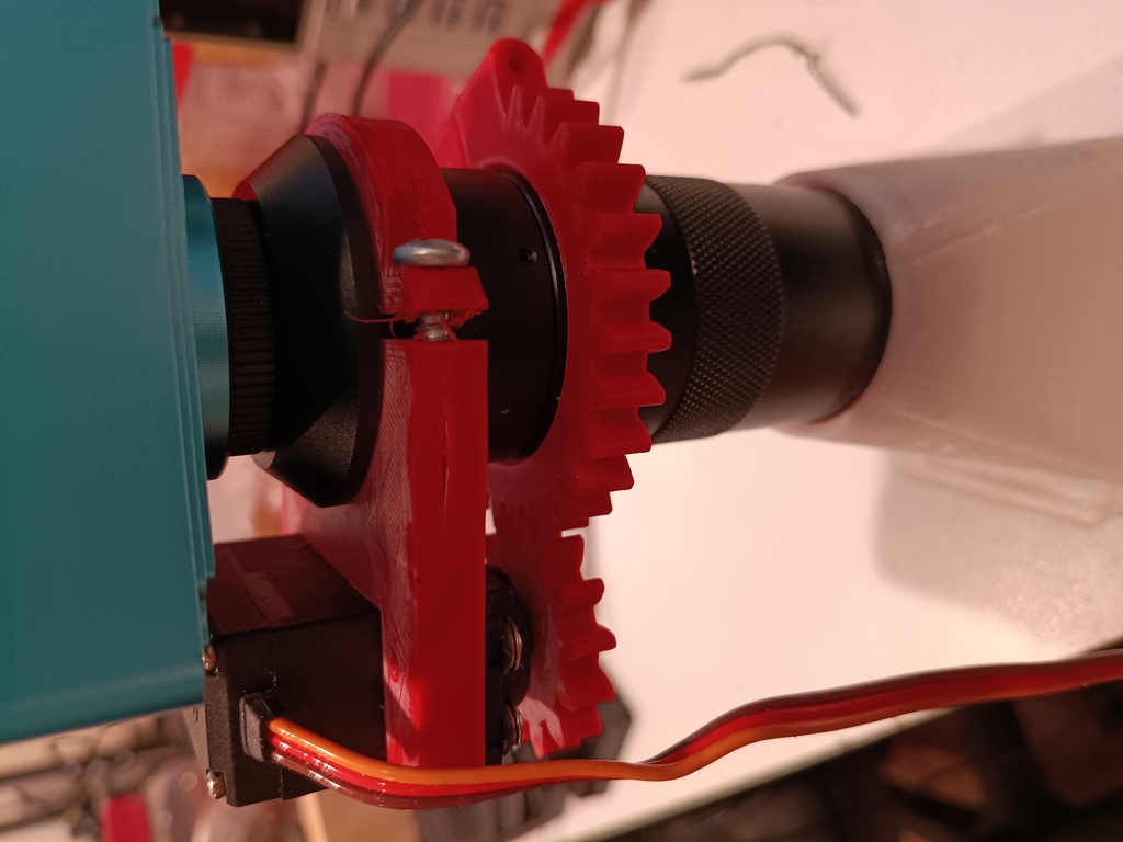 microscope with servoed focus